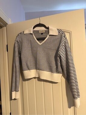Universal Thread Black & White Striped V-Neck Sweater